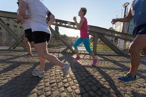 gruppo di persone che fa jogging foto