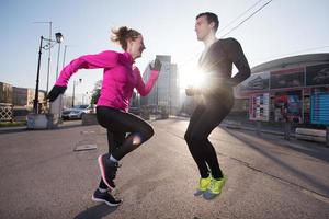 coppia in fase di riscaldamento prima di fare jogging foto