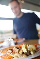 uomo mangiare salutare cibo esso un ristorante foto