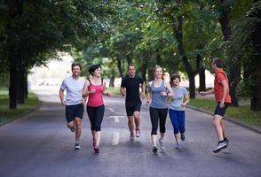 gruppo di persone che fa jogging foto