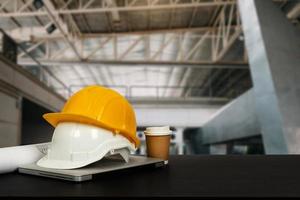 costruzione casa e costruzione. Lavoro di riparazione. dof computer portatile e costruzione di uffici sul tavolo in ufficio sfondo sfocato. foto