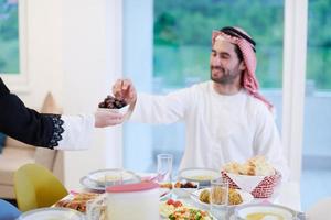 musulmano famiglia avendo iftar cena mangiare date per rompere festa foto