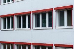 rosso e bianca finestre a un' moderno edificio foto