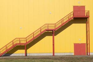 Oberhausen, Germania, 2022 - rosso scala nel il sole a giallo parete foto