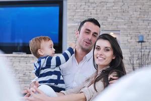 contento giovane famiglia avere divertimento con tv nel backgrund foto