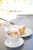 torta e caffè su tavolo foto