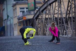 coppia in fase di riscaldamento prima di fare jogging foto