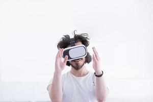 uomo utilizzando cuffia di virtuale la realtà foto