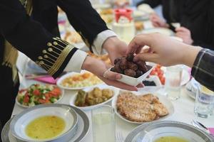 musulmano famiglia di partenza iftar con date durante Ramadan foto