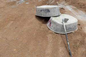 plastica cemento miscelatore su il suolo. impilati puntello con vanga su superiore all'aperto. foto