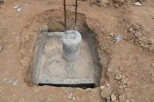 preparazione il fondazione per costruzione colonne. cemento fondazione con il giro getto colonne con tondo per cemento armato per Casa pilastri. foto