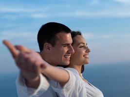 contento giovane romantico coppia avere divertimento rilassati rilassare a casa foto