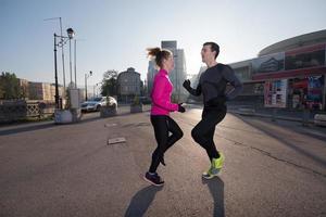 coppia in fase di riscaldamento prima di fare jogging foto