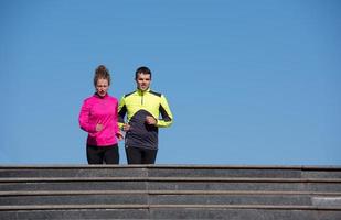 giovane coppia jogging su passaggi foto