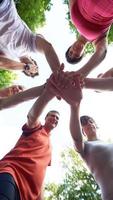 il gruppo di persone che fa jogging si diverte foto