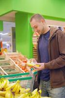 sorridente uomo nel supermercato foto