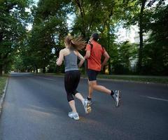 coppia che fa jogging fuori foto