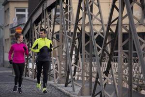 giovane coppia jogging foto