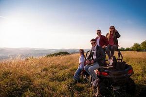 gruppo di giovane persone guida un' via strada passeggino auto foto