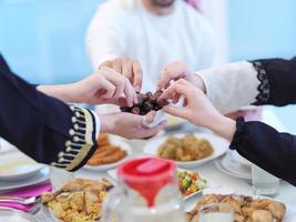 musulmano famiglia avendo iftar cena mangiare date per rompere festa foto