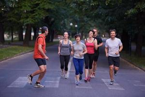 gruppo di persone che fa jogging foto