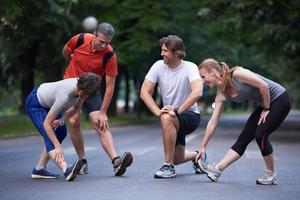 jogging persone gruppo allungamento foto