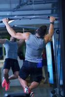 bello uomo esercizio a il Palestra foto