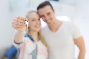 coppia mostrando un' chiavi di loro nuovo Casa foto
