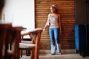 bello africano americano donna con dreadlocks nel leopardo attrezzatura a bar. bellissimo freddo alla moda nero giovane ragazza interno. foto