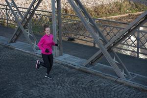 sportivo donna jogging su mattina foto