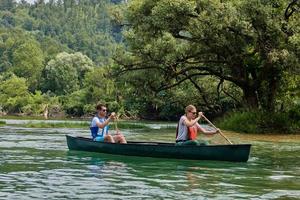 amici siamo canoa nel un' selvaggio fiume foto