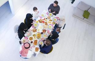 tradizionale musulmano famiglia preghiere prima iftar cena foto