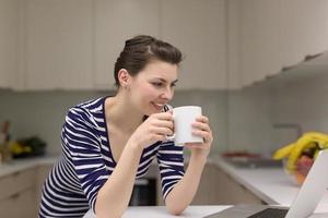 donna potabile caffè godendo rilassante stile di vita foto