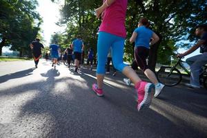 gruppo di persone che fa jogging foto