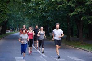 gruppo di persone che fa jogging foto