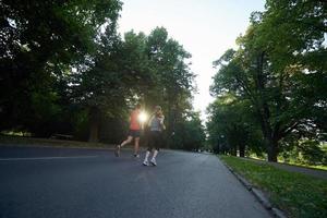 coppia che fa jogging fuori foto