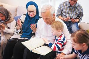 moderno musulmano nonni con nipoti lettura Corano foto