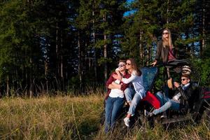 gruppo di giovane persone guida un' via strada passeggino auto foto