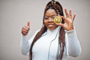 africano americano attività commerciale donna mostrare namecoin moneta e pollice su. criptovaluta concetto. foto