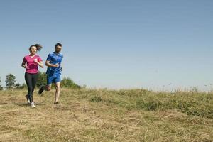 coppia jogging nel un' salutare stile di vita su un' fresco montagna aria foto