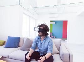 uomo utilizzando vr-headset bicchieri di virtuale la realtà foto