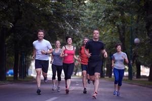 gruppo di persone che fa jogging foto