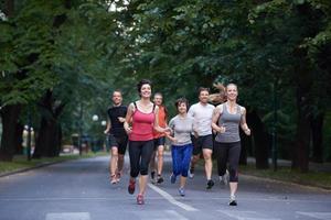 gruppo di persone che fa jogging foto