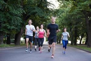 gruppo di persone che fa jogging foto