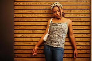 bello africano americano donna con dreadlocks nel leopardo attrezzatura a bar. bellissimo freddo alla moda nero giovane ragazza interno. foto