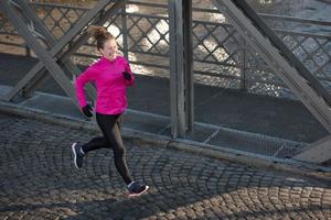 sportivo donna jogging su mattina foto