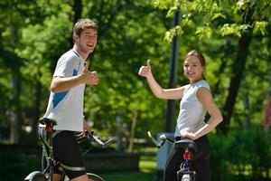 coppia felice giro in bicicletta all'aperto foto