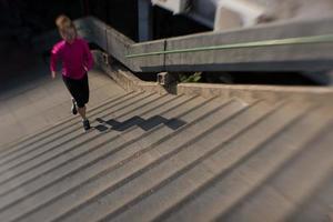 donna jogging su passaggi foto