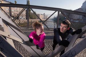 coppia in fase di riscaldamento prima di fare jogging foto