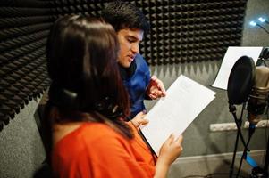 giovane asiatico duetto cantanti con microfono registrazione canzone nel disco musica studio. foto